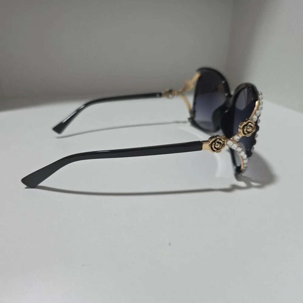 Oversized Black Rhinestone Sunglasses‎ with Gold Rose Side Detail – Glam Fashion